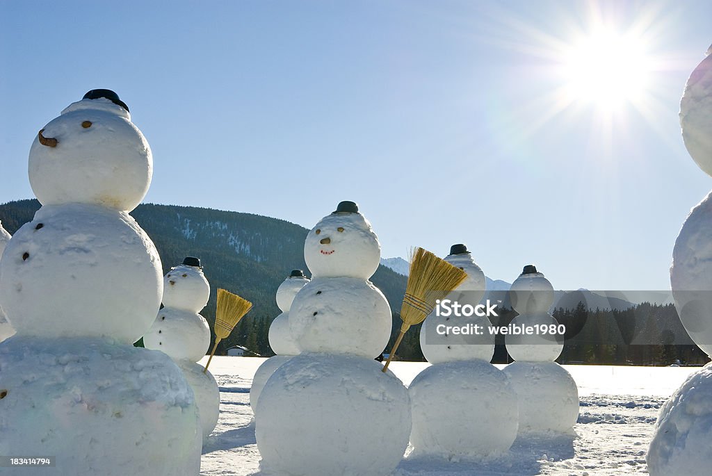 Bonhomme de neige Army-Bonhomme de neige avec chapeau et balai sous le soleil - Photo de Boule de neige décorative libre de droits