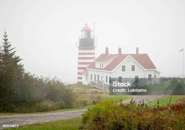 Foto de Foggy Quoddy Head Lighthouse e mais fotos de stock de Oeste - Oeste, Arquitetura, Colorido