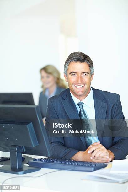 Hombre De Negocios Tomando Un Descanso Del Trabajo Foto de stock y más banco de imágenes de Actividades recreativas - Actividades recreativas, Administrador, Adulto