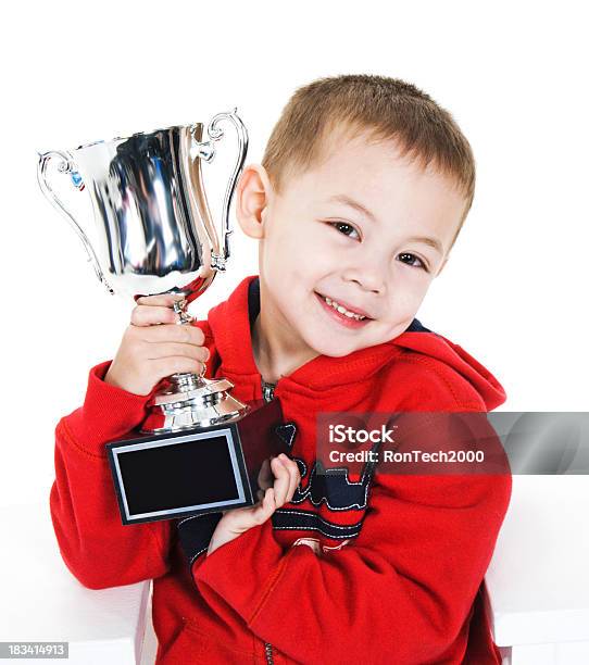 Ragazzo Con Trofeo Del Campionato - Fotografie stock e altre immagini di 2-3 anni - 2-3 anni, Allegro, Bambini maschi