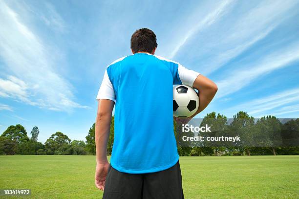 Foto de Jogador De Futebol Com Uma Bola e mais fotos de stock de 25-30 Anos - 25-30 Anos, Adulto, Assistindo