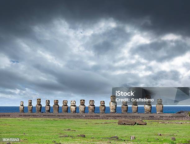 Céu Escuro Com Moai De Ahu Tongariki Ilha De Páscoa Chile - Fotografias de stock e mais imagens de Ahu Tongariki