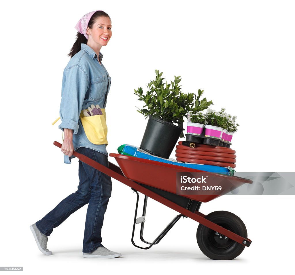 Mujer transporte de plantas y jardinería implementa en una rueda de transporte - Foto de stock de Jardinería libre de derechos