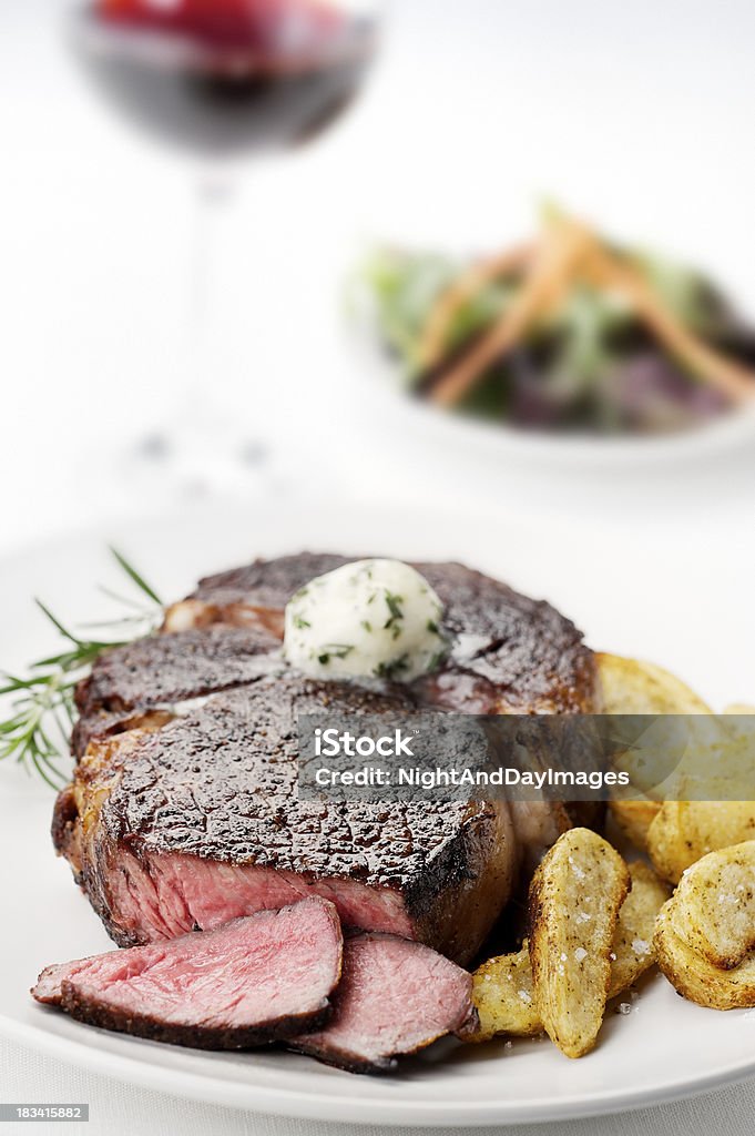 Steak de faux-filets juteux - Photo de Beurre persillé libre de droits