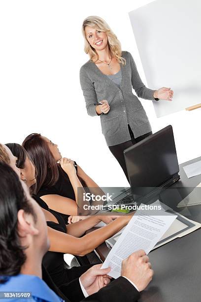 Donna Daffari Dando Presentazione Durante Una Riunione Di Lavoro - Fotografie stock e altre immagini di Piccolo gruppo di persone