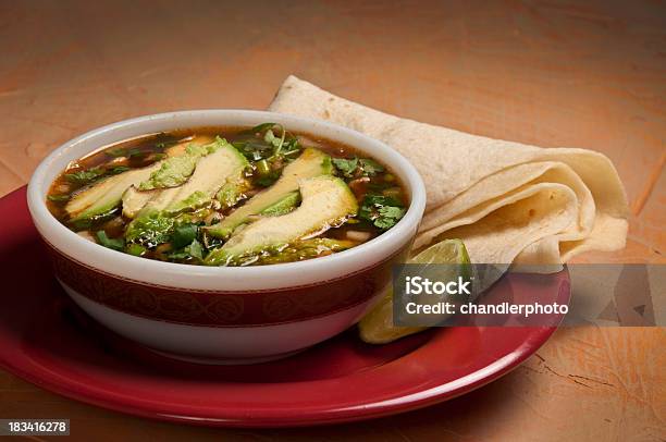 Zupa Z Tortillą Z Awokado - zdjęcia stockowe i więcej obrazów Awokado - Awokado, Bez ludzi, Brązowy
