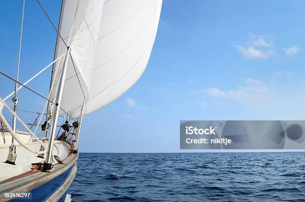 Barca A Vela In Mare Aperto - Fotografie stock e altre immagini di Acqua - Acqua, Albero maestro, Ambientazione esterna