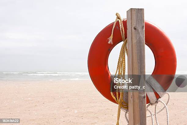 Photo libre de droit de Vie Preserver banque d'images et plus d'images libres de droit de Bouée de sauvetage - Bouée de sauvetage, Lac, Sable