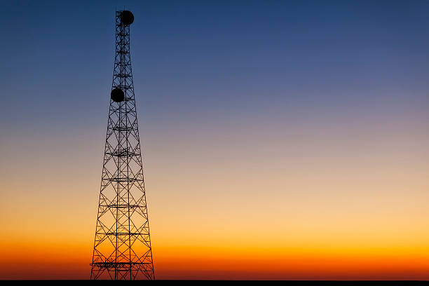 téléphone portable de la tour au crépuscule - sendemast photos et images de collection