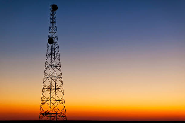 携帯電話のタワーから日暮れまで - sendemast ストックフォトと画像