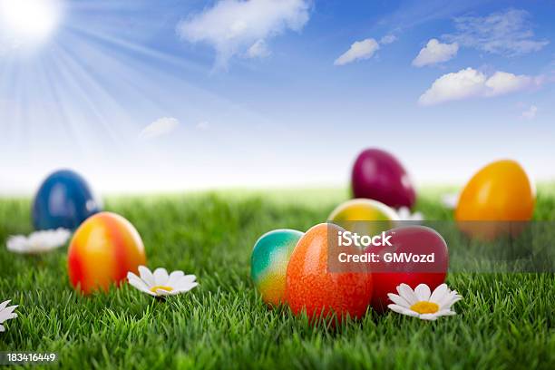 Kolorowe Jajka Wielkanocne Zdobione Na Zielonej Trawie - zdjęcia stockowe i więcej obrazów Bez ludzi