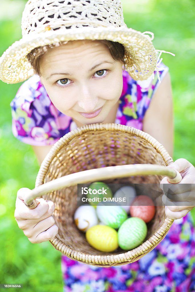 Молодая женщина с пасхальные яйца - Стоковые фото Вертикальный роялти-фри