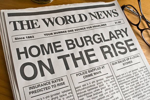 modelo robo titular de periódico - burglary newspaper newspaper headline residential structure fotografías e imágenes de stock