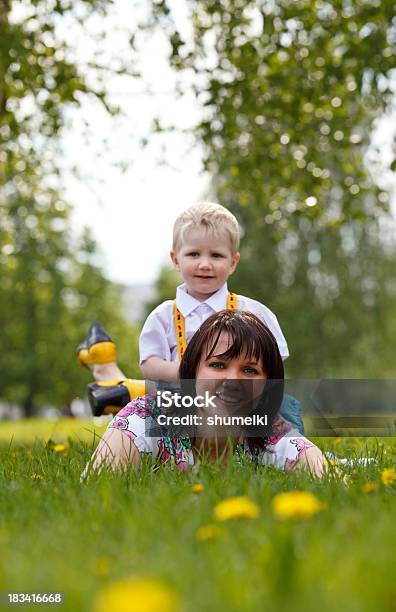 Foto de Mãe E Filho Relaxando Ao Ar Livre e mais fotos de stock de 2-3 Anos - 2-3 Anos, 20 Anos, Adulto