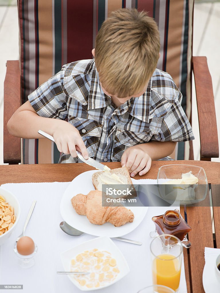 Little boy en el desayuno - Foto de stock de Adulto libre de derechos