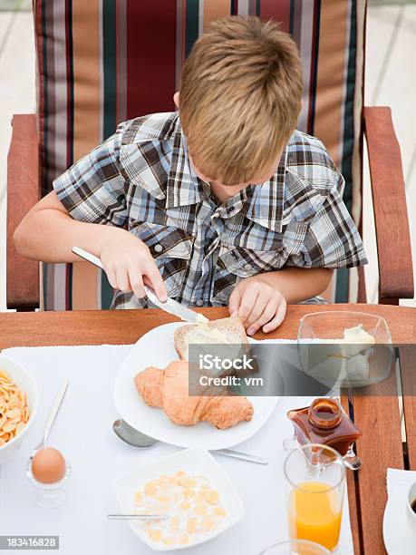 Little Boy En El Desayuno Foto de stock y más banco de imágenes de Adulto - Adulto, Alegre, Alimento