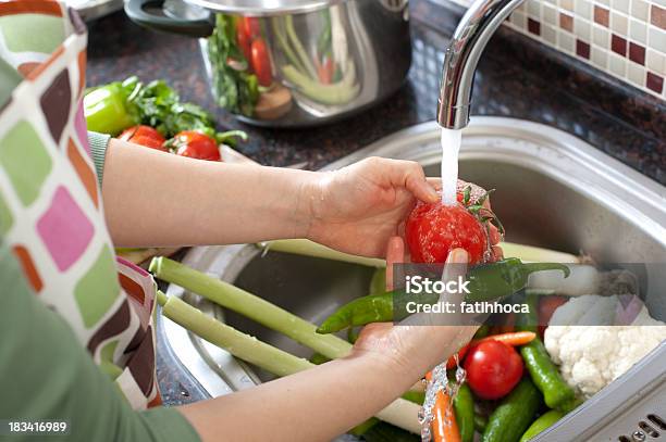 Lavado De Las Verduras Foto de stock y más banco de imágenes de Lavar - Lavar, Vegetal, Fruta