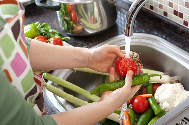 洗浄野菜 - cleaning domestic kitchen clean chef ストックフォトと画像