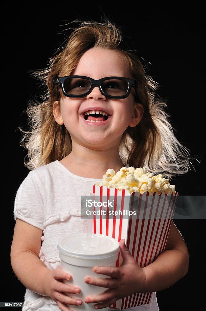 Heureux jeune fille avec des lunettes 3D Theatre du pop-corn et des boissons - Photo de Arts Culture et Spectacles libre de droits