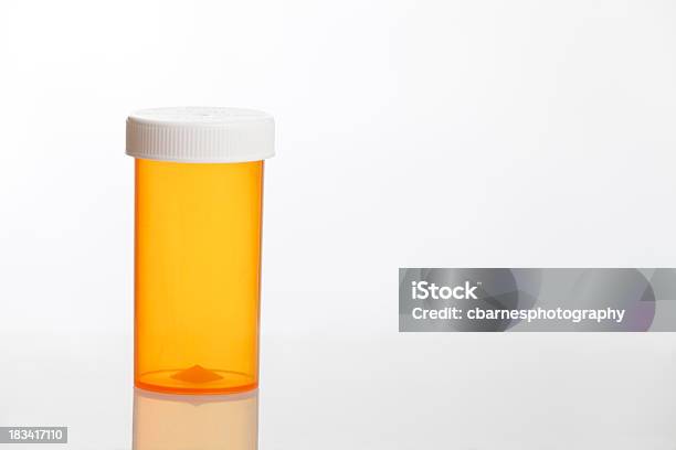 Medizin Tablettenfläschchen Stockfoto und mehr Bilder von Tablettenfläschchen - Tablettenfläschchen, Behälter, Farbbild
