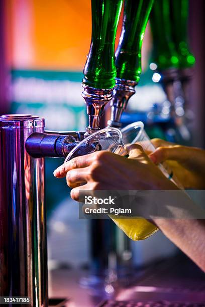Zimne Piwo Projekt Na Naciśnij - zdjęcia stockowe i więcej obrazów Alkohol - napój - Alkohol - napój, Bar - Lokal gastronomiczny, Barman