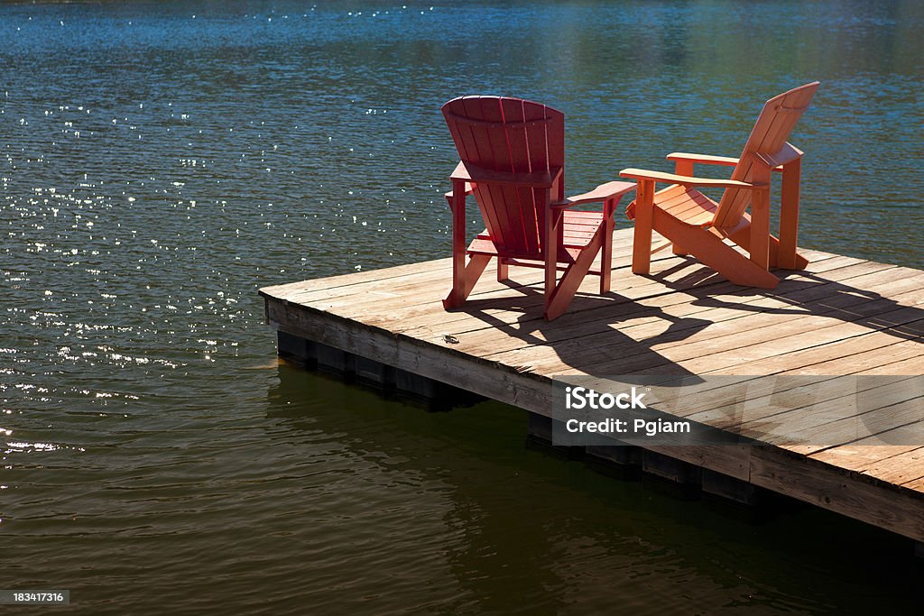 Adirondack Stühle auf einem dock - Lizenzfrei Handelshafen Stock-Foto