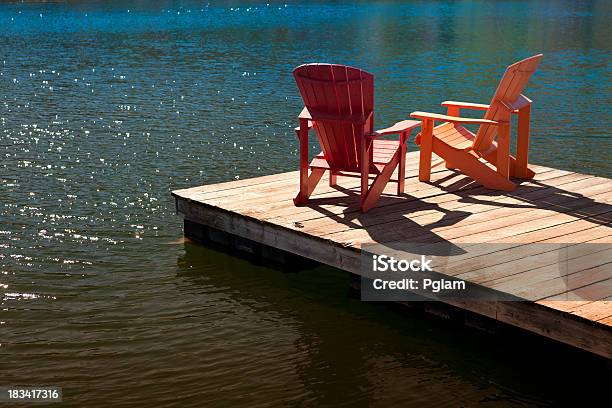Adirondack Stühle Auf Einem Dock Stockfoto und mehr Bilder von Handelshafen - Handelshafen, Landhaus, Anlegestelle