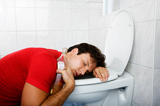 reincidencia hombre joven en el baño - water bottle water bottle drink fotografías e imágenes de stock