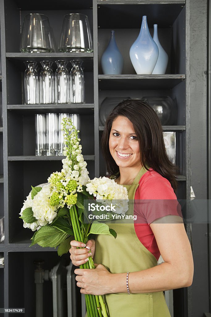 Florista mujer con ramo de flores de floristería Display - Foto de stock de 20 a 29 años libre de derechos