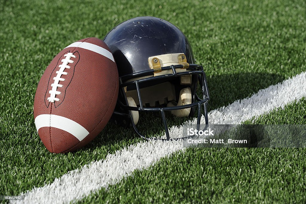 Calcio e casco - Foto stock royalty-free di Casco da football americano