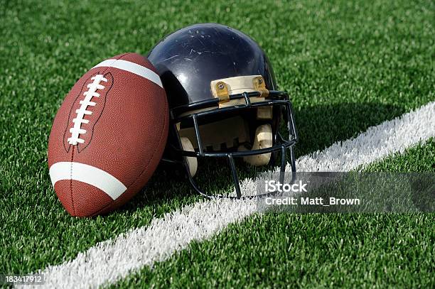 Calcio E Casco - Fotografie stock e altre immagini di Casco da football americano - Casco da football americano, Ambientazione esterna, Campo da football americano