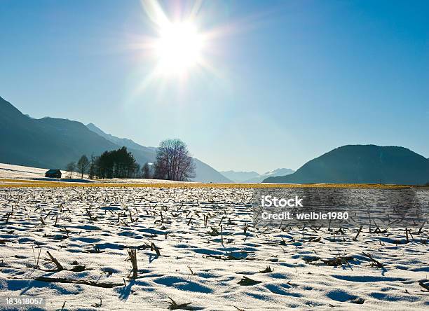 Verlassenen Landwirtschaftlichen Bereich In Der Sonne Und Winterlandschaft Stockfoto und mehr Bilder von Abgeschiedenheit