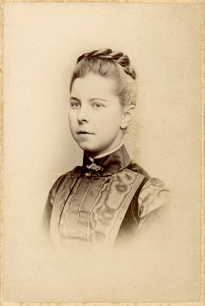 jeune femme de style victorien vieille photo - history women victorian style one person photos et images de collection