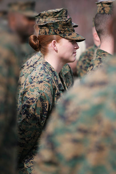 kobieta marine w formacji - us military marines military us marine corps zdjęcia i obrazy z banku zdjęć