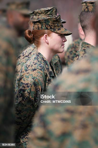 Foto de Mulher Marine Em Formação e mais fotos de stock de Forças armadas - Forças armadas, Mulheres, Só Uma Mulher