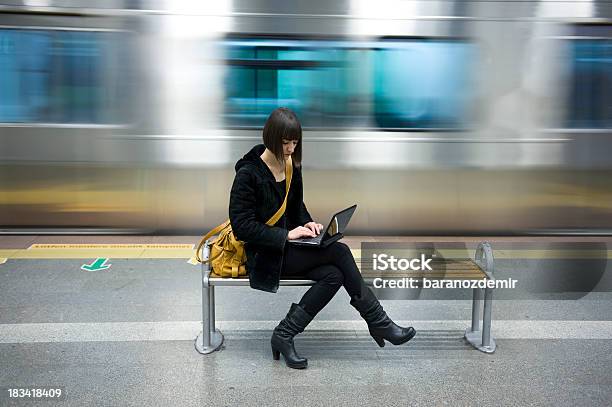 Photo libre de droit de Jeune Femme Avec Un Ordinateur À La Station De Métro banque d'images et plus d'images libres de droit de Ordinateur portable