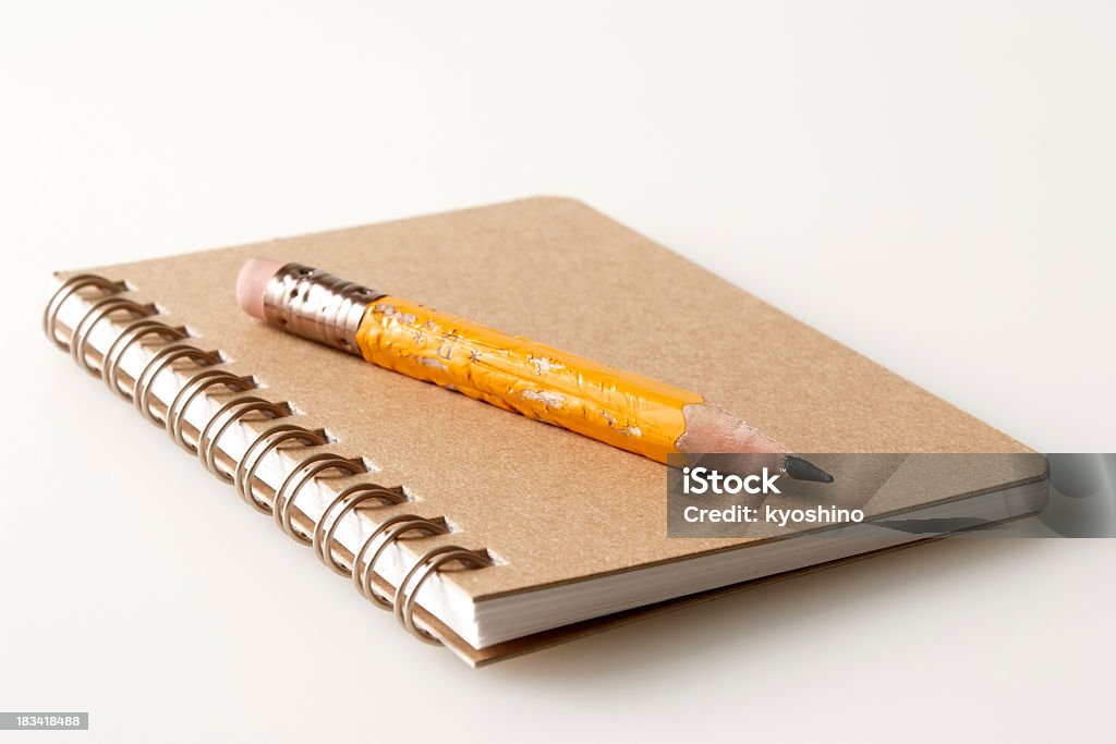 絶縁ショットブラウンのスパイラルノートに白背景 - 鉛筆のロイヤリティフリーストックフォト