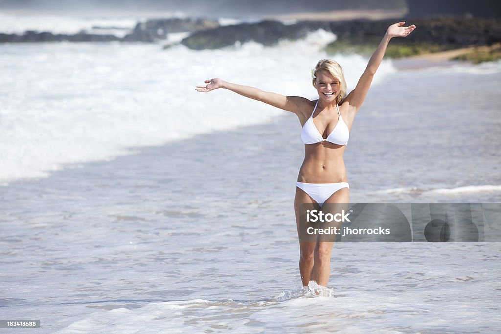 Привлекательные молодая женщина в белом бикини на гавайском пляже - Стоковые фото 20-29 лет роялти-фри