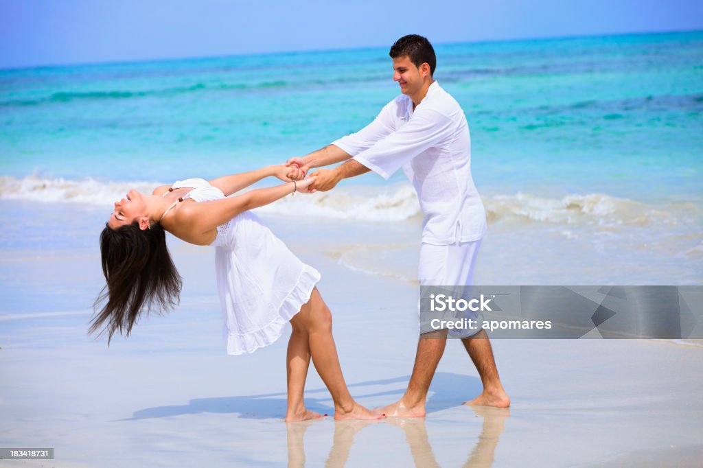 Junge glückliche Paar spielen auf einem tropischen türkisfarbenen Strand - Lizenzfrei Bora Bora-Atoll Stock-Foto