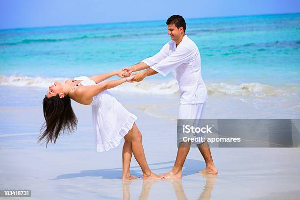 Junge Glückliche Paar Spielen Auf Einem Tropischen Türkisfarbenen Strand Stockfoto und mehr Bilder von Bora Bora-Atoll