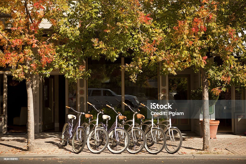 Vélos à la rue d'une petite ville - Photo de Napa Valley libre de droits