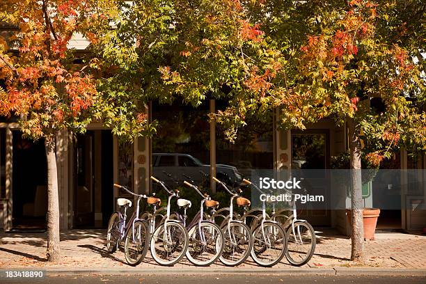 Photo libre de droit de Vélos À La Rue Dune Petite Ville banque d'images et plus d'images libres de droit de Napa Valley - Napa Valley, Automne, Comté de Sonoma