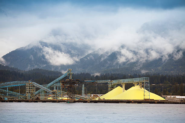 istock Sulphur pile in Vancouver 183419318