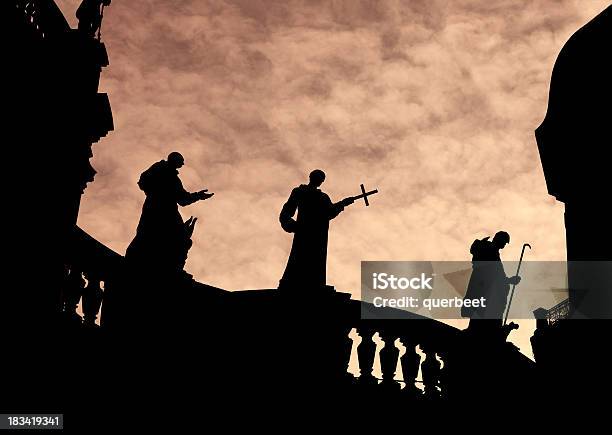 Silhouette Der Priester Statuen Auf Die Kirche Stockfoto und mehr Bilder von Mönch - Mönch, Kirche, Priester