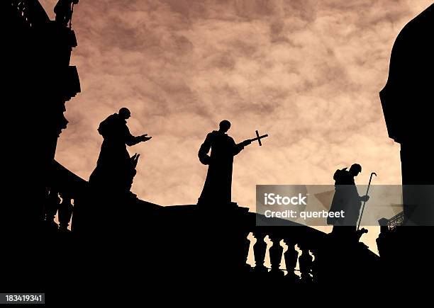 Silhouette Di Prete Statue In Una Chiesa - Fotografie stock e altre immagini di Monaco - Monaco, Chiesa, Prete