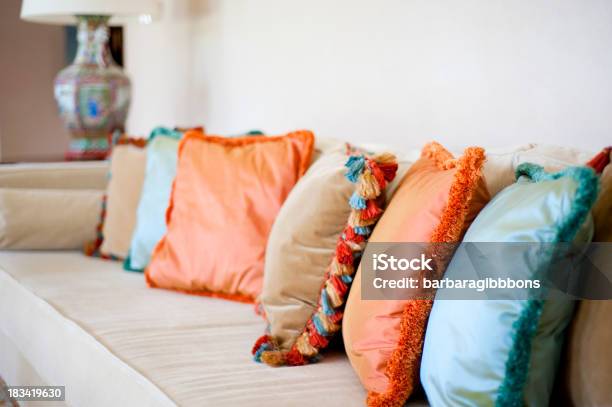 Kissen Mit Lebhaften Farben Stockfoto und mehr Bilder von Behaglich - Behaglich, Wohnzimmer, Altertümlich