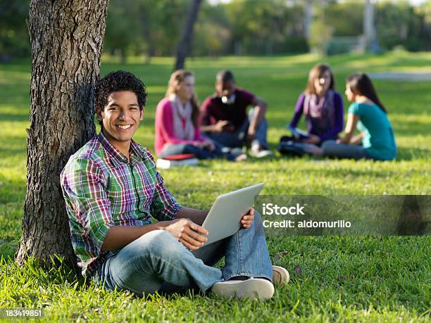 Estudiante Latina Con Sus Amigos Foto de stock y más banco de imágenes de Adolescencia - Adolescencia, Adolescente, Adulto