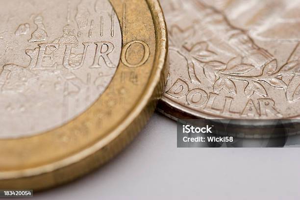 Euro Rispetto Al Dollaro - Fotografie stock e altre immagini di Macrofotografia - Macrofotografia, Simbolo del dollaro, Simbolo dell'euro