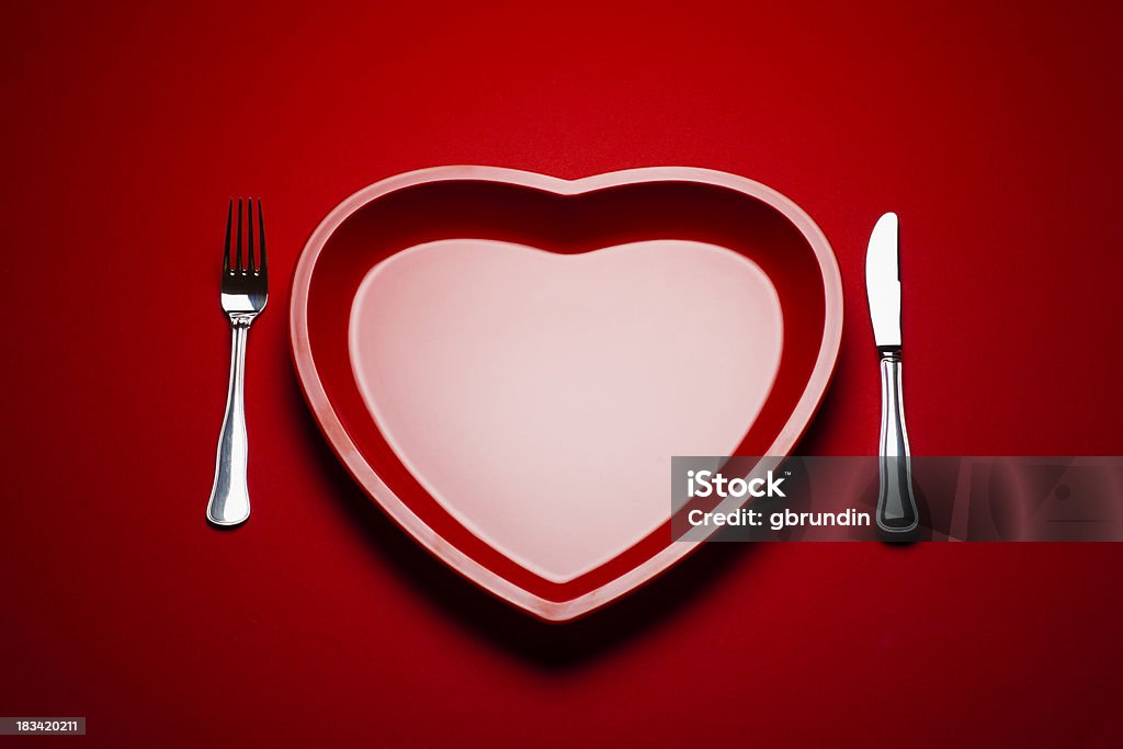 Placa de plástico em forma de coração em fundo vermelho - Foto de stock de Símbolo do Coração royalty-free