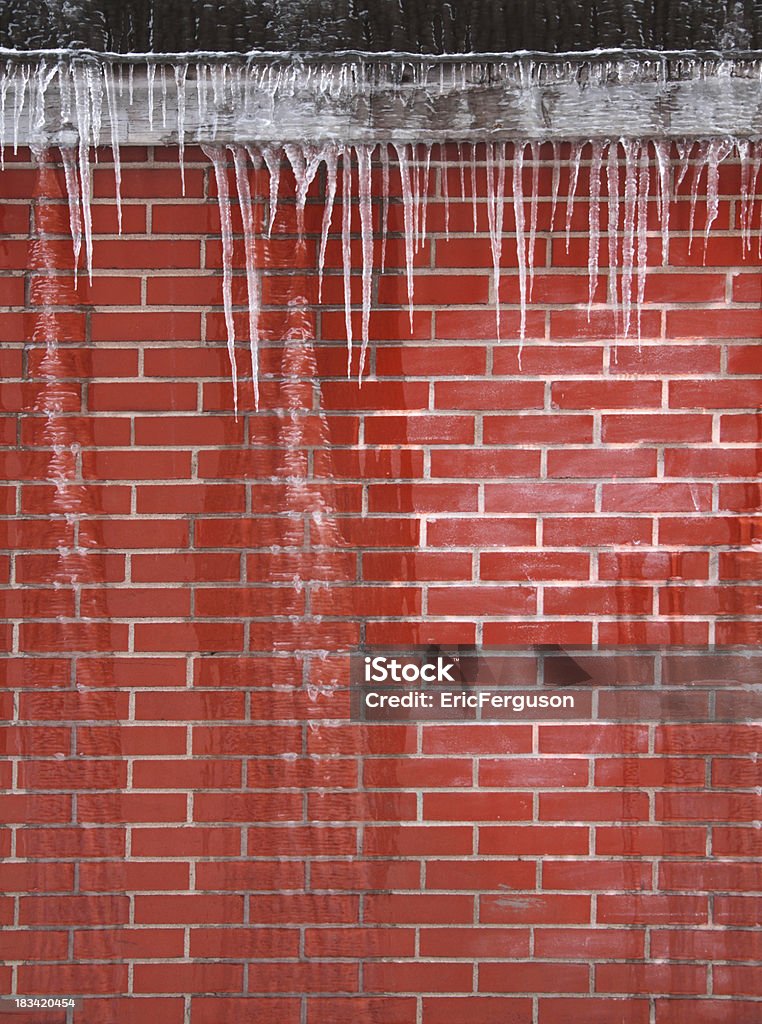 Sopel pokryte czerwony Mur z cegły - Zbiór zdjęć royalty-free (Bez ludzi)